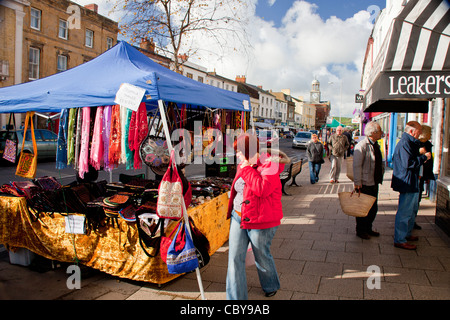 Un décrochage pashmina sur East Street dans le cadre du samedi street market dans Bridport, Dorset, England, UK Banque D'Images