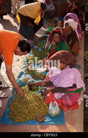 L'Inde, Manipur, Imphal, Sikendrajit Khwairamband Bir Road, Bazar, les étals de fruits, rue du marché Banque D'Images