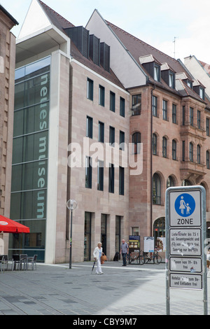 Nuremberg, Allemagne. Zone piétonne dans le centre-ville et le Neues Museum (Nouveau Musée) Bâtiment Banque D'Images