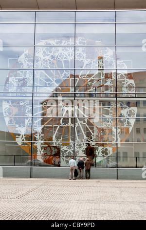 Trois hommes à l'intérieur de la fenêtre du Neues Museum (Nouveau Musée) à Nuremberg, Allemagne Banque D'Images