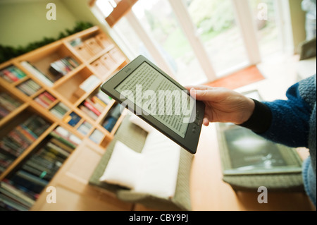 Femme lisant un livre électronique Kindle Banque D'Images