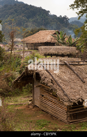 L'Inde, de l'Arunachal Pradesh, le long Podbi, village, maisons faites de matériaux naturels locaux Banque D'Images