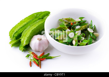 Sauté de haricots ailé sur fond blanc. Banque D'Images