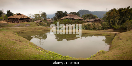 L'Inde, de l'Arunachal Pradesh, le long de l'étang du poisson, Podbi village entre les maisons faites de matériaux naturels, vue panoramique Banque D'Images