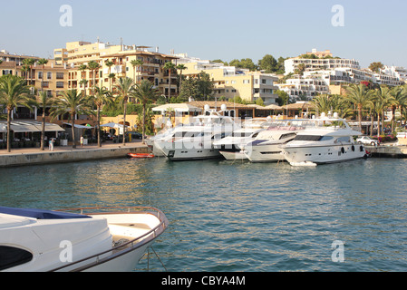 Scène dans Puerto Portals - superyacht de revenir à quai - Calvià, au sud-ouest de Majorque, Iles Baléares, Espagne. Banque D'Images