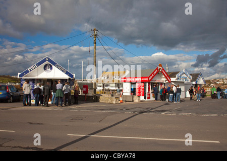 D'attente pour les stands de nourriture rapide de West Bay, près de Veracruz, dans le Dorset, Angleterre, RU Banque D'Images