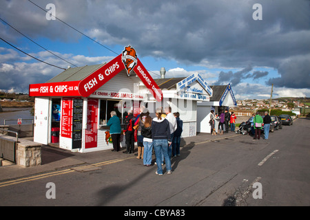 D'attente pour les stands de nourriture rapide de West Bay, près de Veracruz, dans le Dorset, Angleterre, RU Banque D'Images