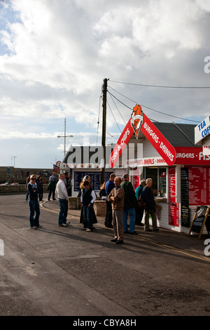 D'attente pour les stands de nourriture rapide de West Bay, près de Veracruz, dans le Dorset, Angleterre, RU Banque D'Images