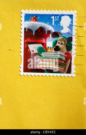 Timbre de Noël Wallace & Gromit de 1ère classe collé sur enveloppe jaune - timbre-poste de première classe Banque D'Images