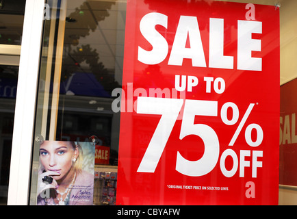 L'affiche de la vente dans une vitrine. Banque D'Images