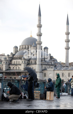 Les hommes la pêche sur le pont de Galata sur la Corne d'or, Istanbul, Turquie. Photo:Jeff Gilbert Banque D'Images
