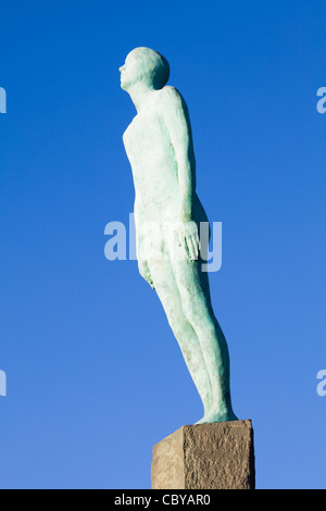 Une sculpture intitulée 'voyage' surplombant la mer depuis Victoria Pier à Hull. Banque D'Images