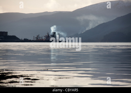 Salon du Loch Long, l'Écosse. La silhouette pittoresque vue du Finnart Oil Terminal sur la rive est du Loch Long. Banque D'Images