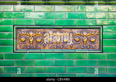 Tuiles de couleurs sur le mur extérieur de la 'Green' Briques pub sur Humber Dock. Hull, East Yorkshire. Banque D'Images