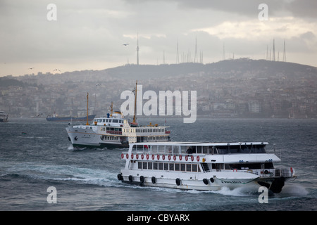 Ferry boats sur le Bosphore connue comme le détroit d'Istanbul, la frontière entre l'Europe et l'Asie. Photo:Jeff Gilbert Banque D'Images