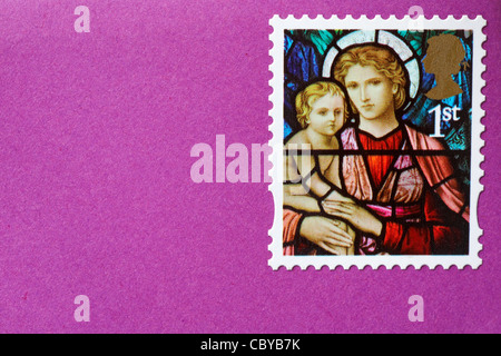 Timbres de Noël 1ère classe avec Madonna et l'enfant sur l'enveloppe mauve Banque D'Images