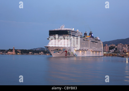 Arrivée à l'aube avant - Norwegian Cruise Line (NCL) de croisière Norwegian Epic' dans 'Port de Palma de Majorque, Banque D'Images