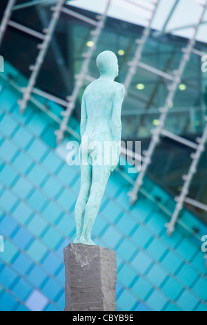 Une sculpture intitulée 'voyage' surplombant la mer depuis Victoria Pier à Hull. Derrière la statue est la principale attraction profonde Banque D'Images