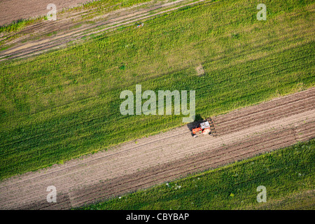 Vue aérienne d'un tracteur laboure un champ Banque D'Images