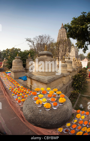 L'Inde, le Bihar, le Temple de la Mahabodhi Bodhgaya, colouful offres floral dans cour intérieure Banque D'Images