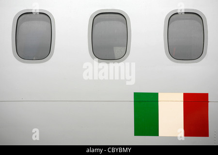 Rangée de fenêtres d'un avion de passagers avec le drapeau de l'Italie Banque D'Images