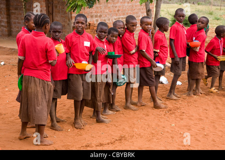 Les enfants dans une école du Kenya pour le déjeuner à file d'Easfield Kileva École primaire près de Voi Banque D'Images