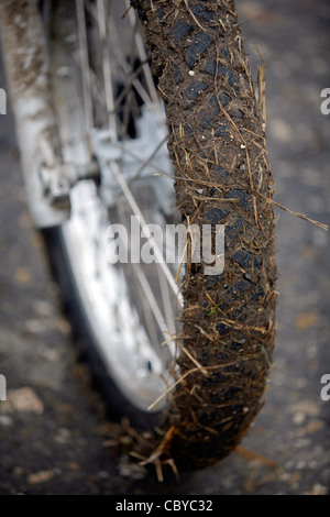 Volant d'une moto pleine de boue Banque D'Images
