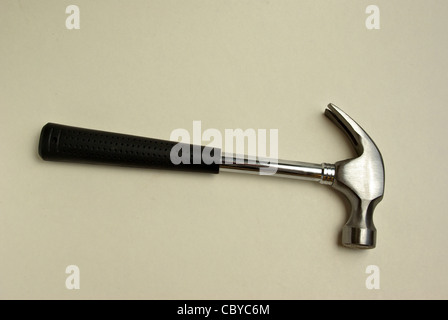Un marteau en métal argenté est posée sur un fond blanc. Banque D'Images