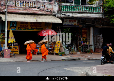 Deux moines bouddhistes de marcher dans la rue, Phnom Penh, Cambodge, Asie Banque D'Images