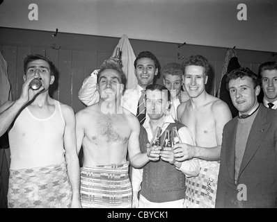 V Wolverhampton Wanderers FC Honved Billy Wright célèbre une victoire de 3-2 avec LtoR Bill Shorthouse, Eddie Stuart, Johnny Hancoc Banque D'Images