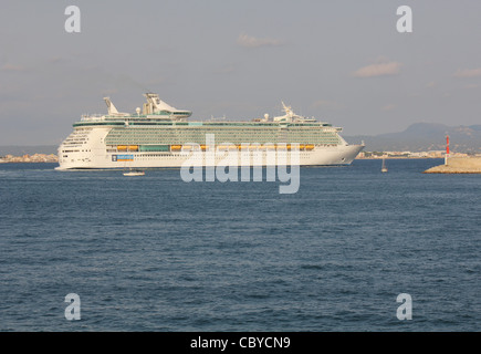 Royal Caribbean International's Cruise Ship "Indépendance de la mer" de quitter le port de Palma de Majorque Banque D'Images