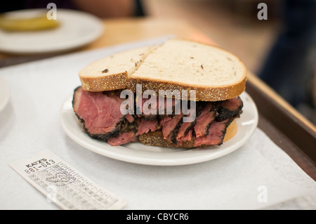 Le fameux sandwich au pastrami sur le seigle Katz's Deli à New York City's Lower East Side, USA. Un gros sandwich. Banque D'Images