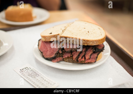 Le fameux sandwich au pastrami sur le seigle Katz's Deli à New York City's Lower East Side, USA. Un gros sandwich. Banque D'Images