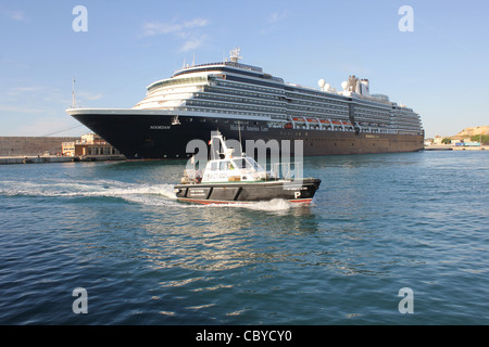 Holland America Noordam Croisière navire 'approche' - sur quai à tôt le matin dans le port de Palma de Majorque Banque D'Images