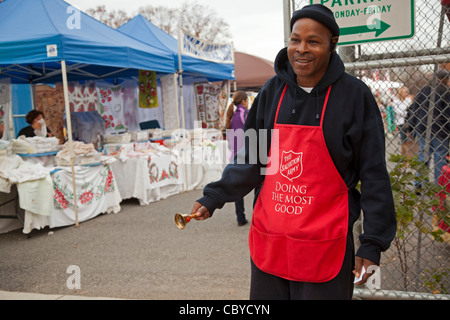 Washington, DC - un 'bell ringer' pour l'Armée du Salut sollicite des dons pour l'organisme de bienfaisance religieux en dehors d'un marché aux puces. Banque D'Images