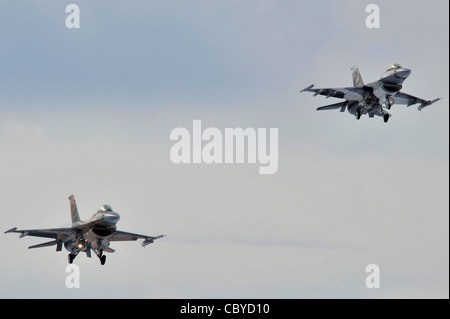 Deux F-16 Fighting Falcon fly 8 avril 2011, au-dessus de eielson Air Force Base, en Alaska. Banque D'Images