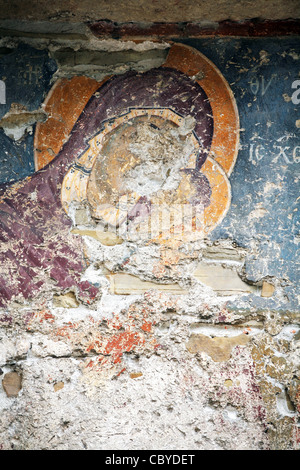 La peinture endommagée de la Vierge Marie et l'enfant Christ sur un mur de l'église Banque D'Images