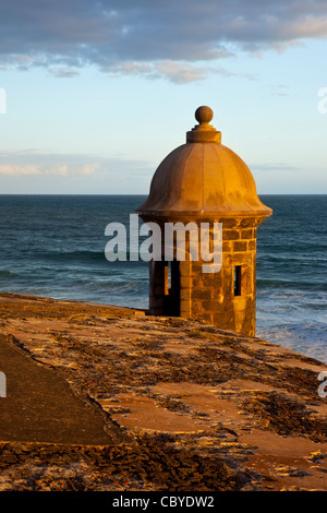 Tourelle sentinelle au lever du soleil avec vue sur les Caraïbes le long des murs de la ville historique de Fort El Morro, San Juan Puerto Rico Banque D'Images