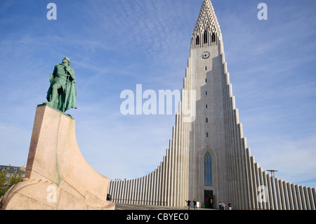 En dehors de l'église Hallgrímskirkja, Reykjavik, Islande. De plus, une statue d'Alexander Calder Leif Ericson. Banque D'Images