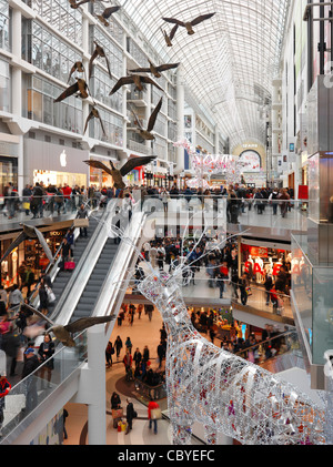 Le Toronto Eaton Centre shopping mall plein de gens le lendemain de Noël en 2011. Toronto, Ontario, Canada. Banque D'Images