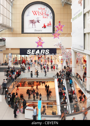 Magasin Sears au Toronto Eaton Centre shopping mall plein de gens le lendemain de Noël en 2011. Toronto, Ontario, Canada. Banque D'Images