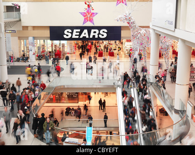 Magasin Sears au Toronto Eaton Centre shopping mall plein de gens le lendemain de Noël en 2011. Toronto, Ontario, Canada. Banque D'Images