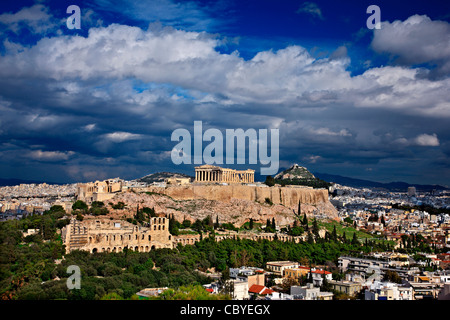 L'acropole d'Athènes sous un ciel nuageux. Banque D'Images