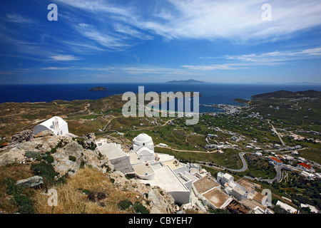 Vue panoramique du village de Livadi, le principal port de l'île de Sérifos, du haut de la petite église de Hora, village de la Grèce. Banque D'Images