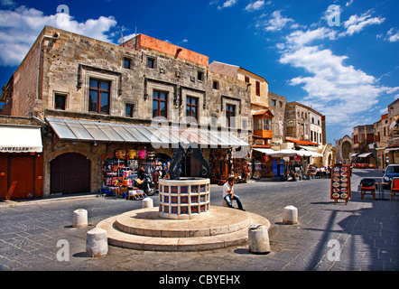 La place des martyrs juifs, en plein cœur de la ville médiévale de Rhodes, Dodécanèse, Grèce. Banque D'Images