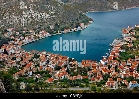 Vue panoramique sur le village et le port de l'île de Kastellorizo depuis le sentier qui va au monastère de Saint George. Grèce Banque D'Images