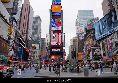 Duffy Square nommé pour le Père Francis D. Duffy Statue, 2 Times Square, Broadway et la 7e Ave 46-47th St Manhattan, New York. Banque D'Images