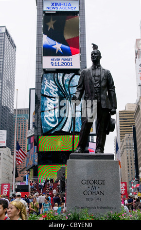 La statue George M. Cohan, Duffy Times Square avec un pigeon sur la tête. L'emblématique Great White Way touristes, New York City USA Banque D'Images