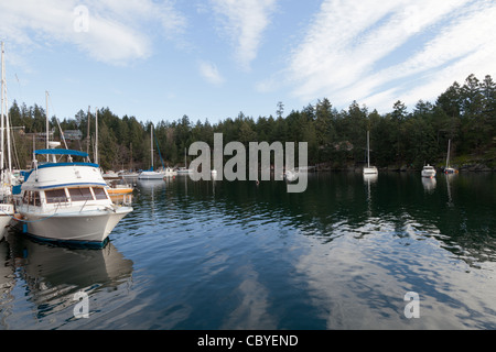 Bateaux à moteur ou à voile Bateaux ancrés dans la baie sur l'île Gabriola Degene Banque D'Images