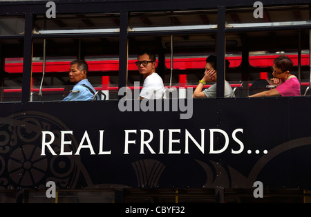 De vrais amis ... dans un tramway à impériale, Hong Kong SAR, Chine Banque D'Images